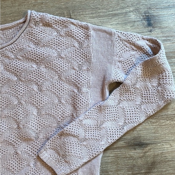 Old Navy Lilac Crew Neck Cable Knit Scallop Hem Sweater - Picture 2 of 7